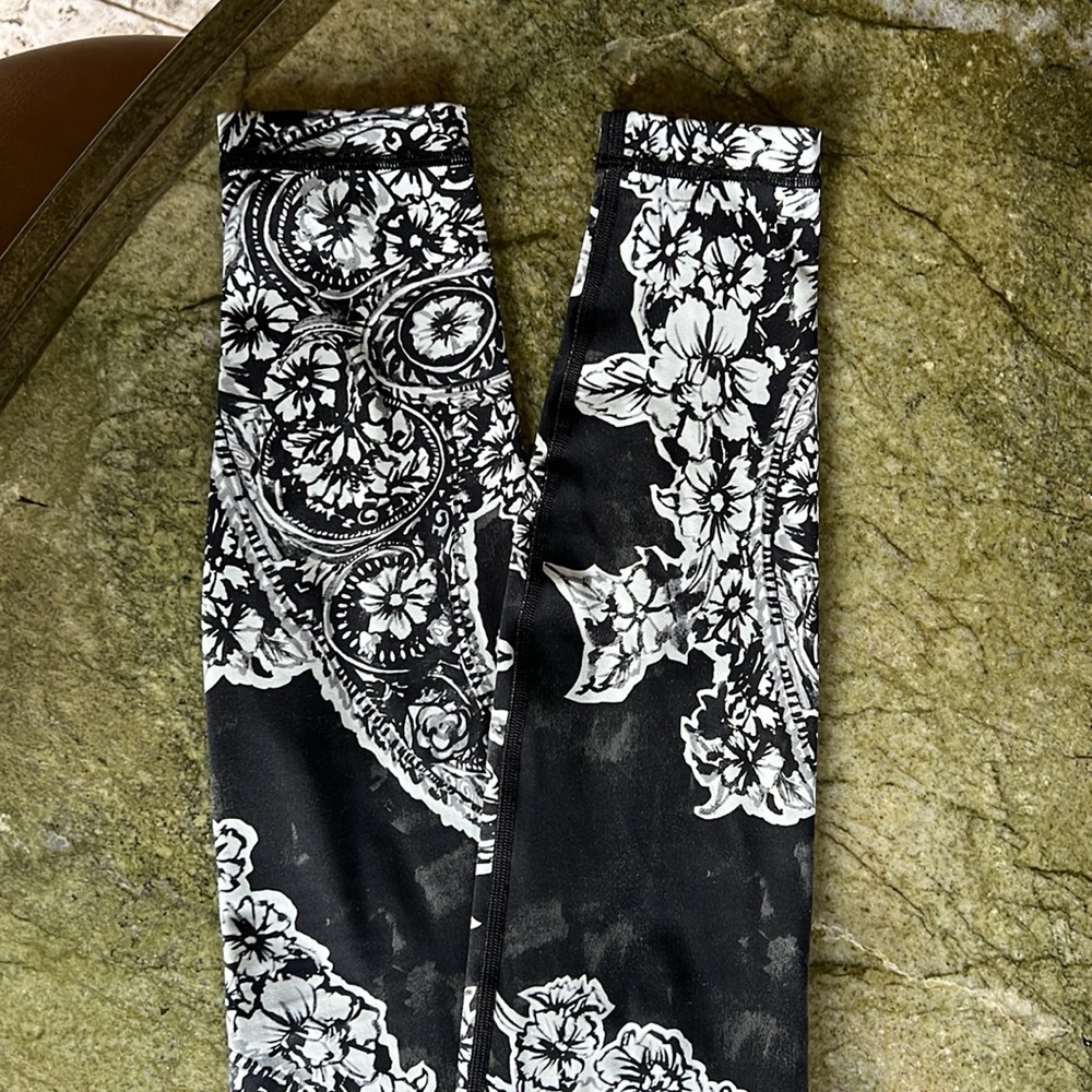 lululemon athletica Black and White Floral Print High-Rise Leggings - Picture 7 of 7